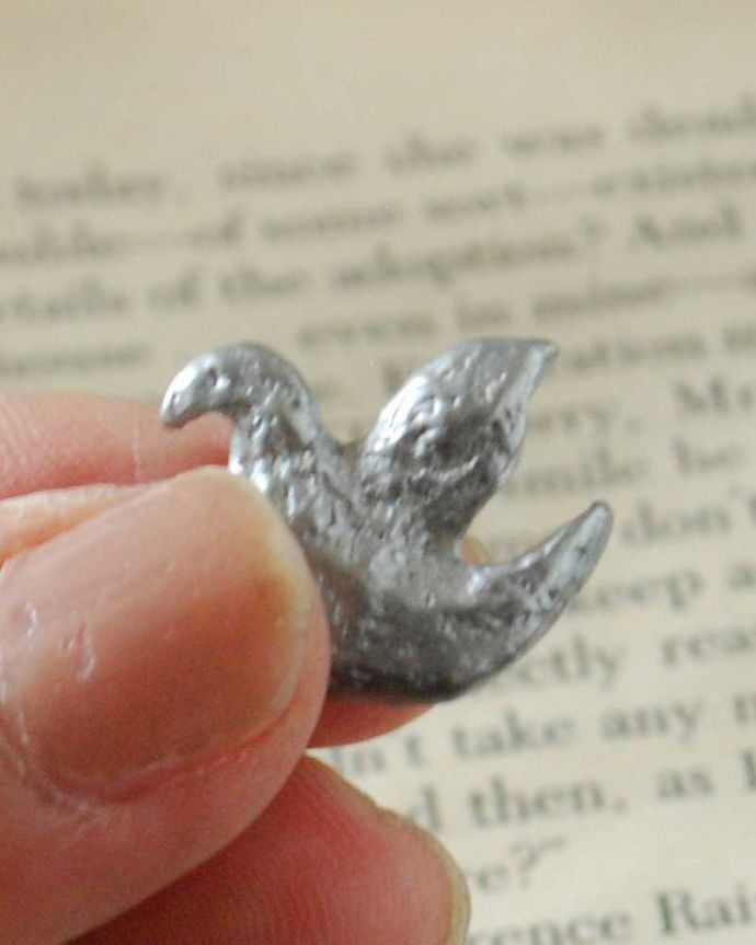 リビング雑貨　インテリア雑貨　幸せを運んできてくれる小さなシルバーの鳩。サイズはこれくらいです。(n18-383)
