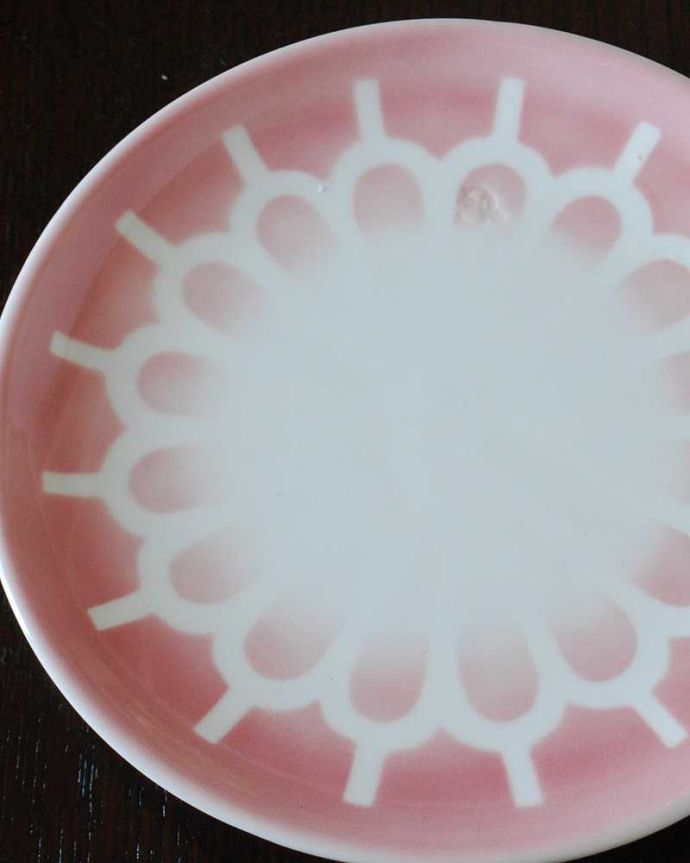 ダイニング雑貨　インテリア雑貨　フランスの伝統的な模様のプレート（ピンク）。白地に優しいピンクの幾何学模様が可愛いデザインです。(n18-392)