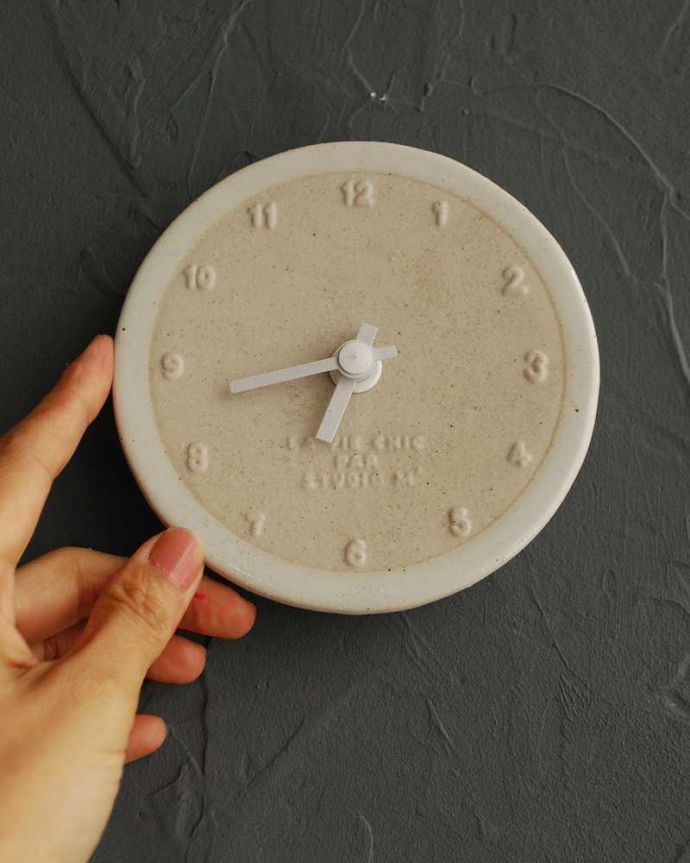 スタジオＭの陶器の壁掛け時計