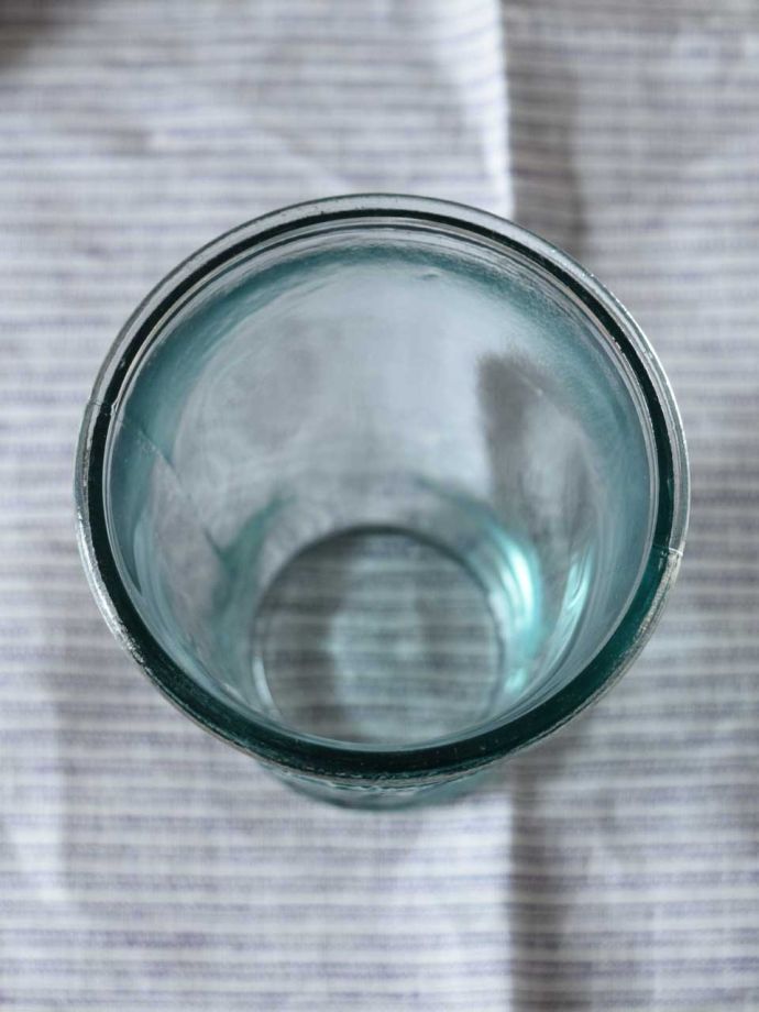 アンティーク風のグラス、型押しガラスがおしゃれなブルーのガラスコップ