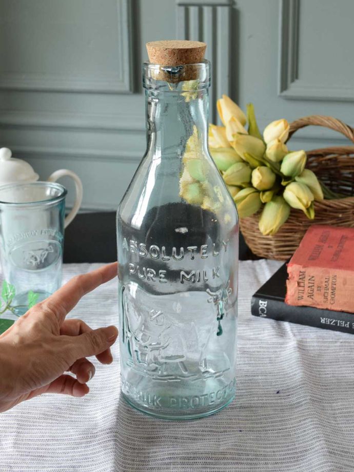 アンティーク風のガラスボトル、型押しガラスがおしゃれなブルーのガラス瓶