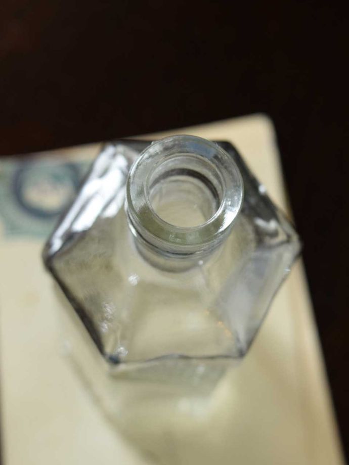 アンティーク風のガラスボトル