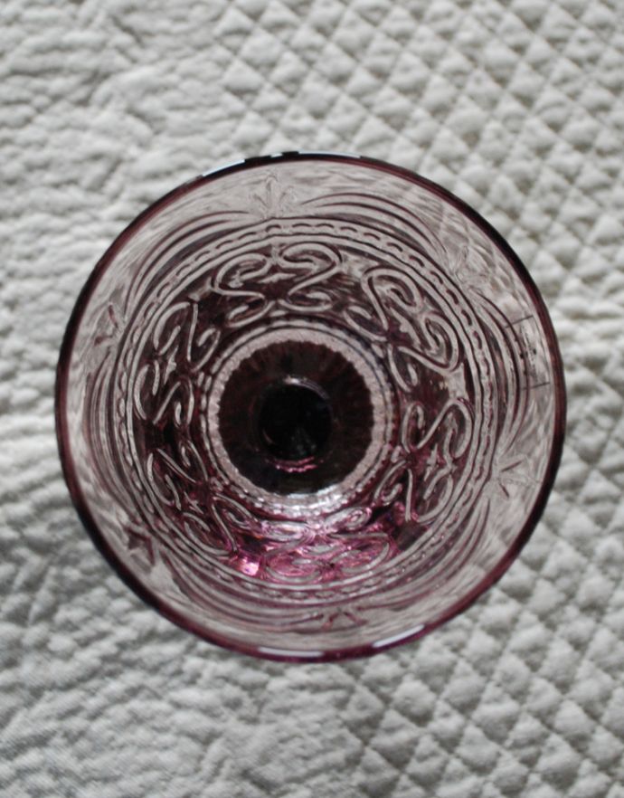 ダイニング雑貨　インテリア雑貨　ワイングラス（VINTAGEパープル）。上から見てもキレイなので、おもてなしにも使えます。(n2-017)