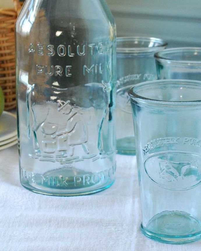 キッチン雑貨　インテリア雑貨　スペイン産の100%のリサイクルガラスで作られたコルク蓋ボトル&タンブラー4個セット。ボトルとグラスの中央にはうしのデザインがエンボス加工されています。(n2-035)