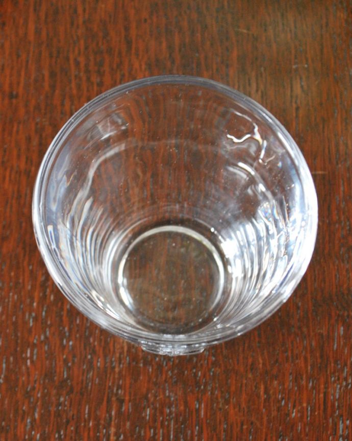 ダイニング雑貨　インテリア雑貨　百合の紋章が型押しされたおしゃれなグラス （フルール ド リス）。上から見るとこんな感じです。(n2-043)
