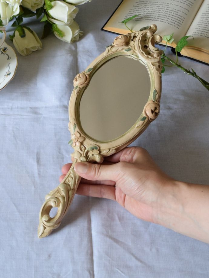 美しいバラがデザインされたアンティーク風の手鏡、アールヌーヴォー調