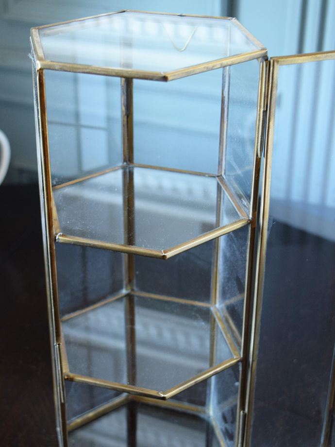 おしゃれなガラスの小物入れ、アンティーク調に仕上げた真鍮製の3段ジュエリーボックス