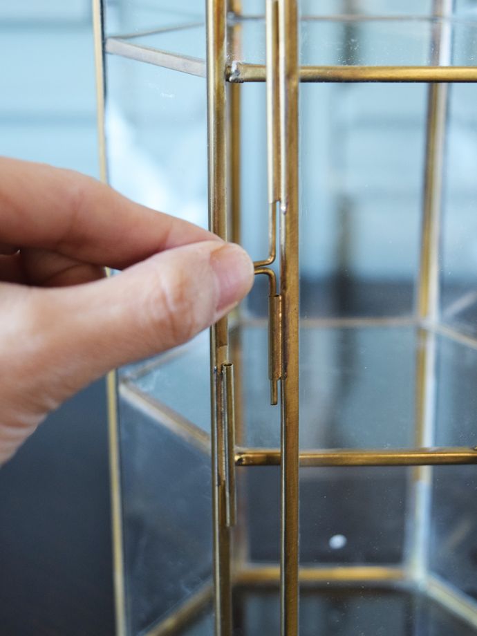 おしゃれなガラスの小物入れ、アンティーク調に仕上げた真鍮製の3段