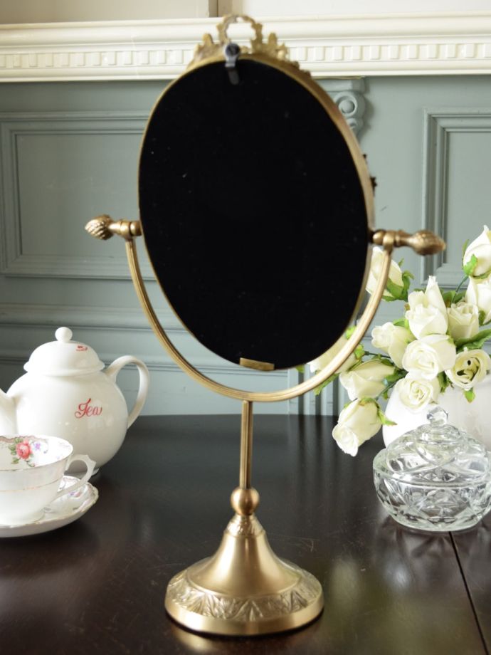 アンティーク調のおしゃれな鏡、華やかなお花の装飾が素敵な真鍮製の
