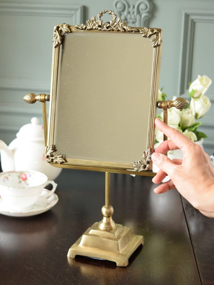 アンティーク調のおしゃれな鏡、華やかな装飾が素敵な真鍮製の
