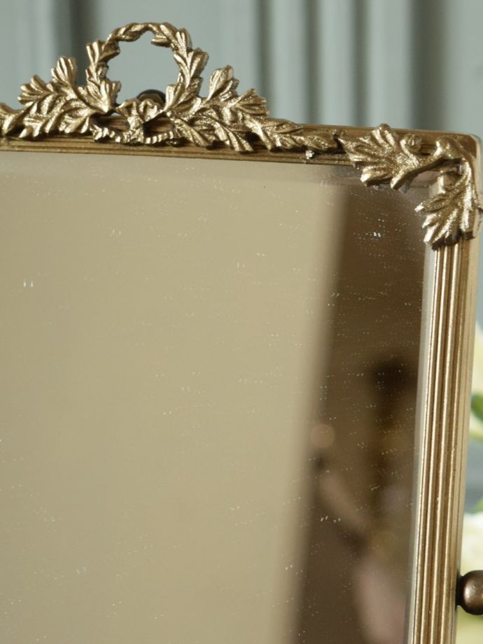 アンティーク調のおしゃれな鏡、華やかな装飾が素敵な真鍮製のスタンド