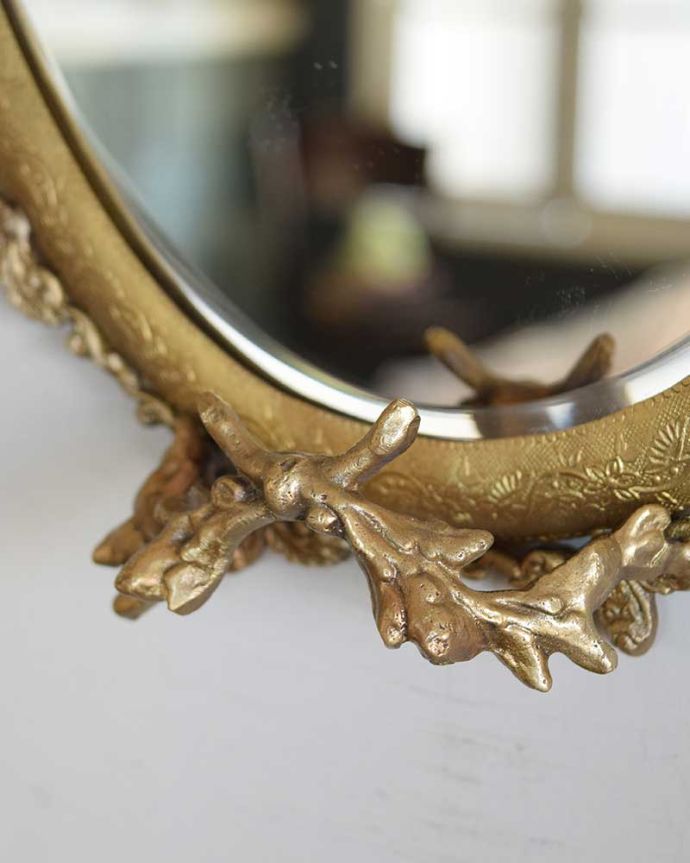 アンティーク調のおしゃれな鏡、華やかな装飾が美しいウォール