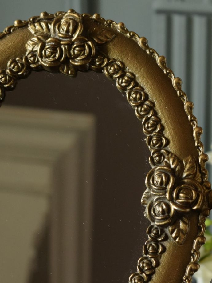 アンティーク調のおしゃれな鏡、華やかなバラの装飾が素敵な真鍮製の