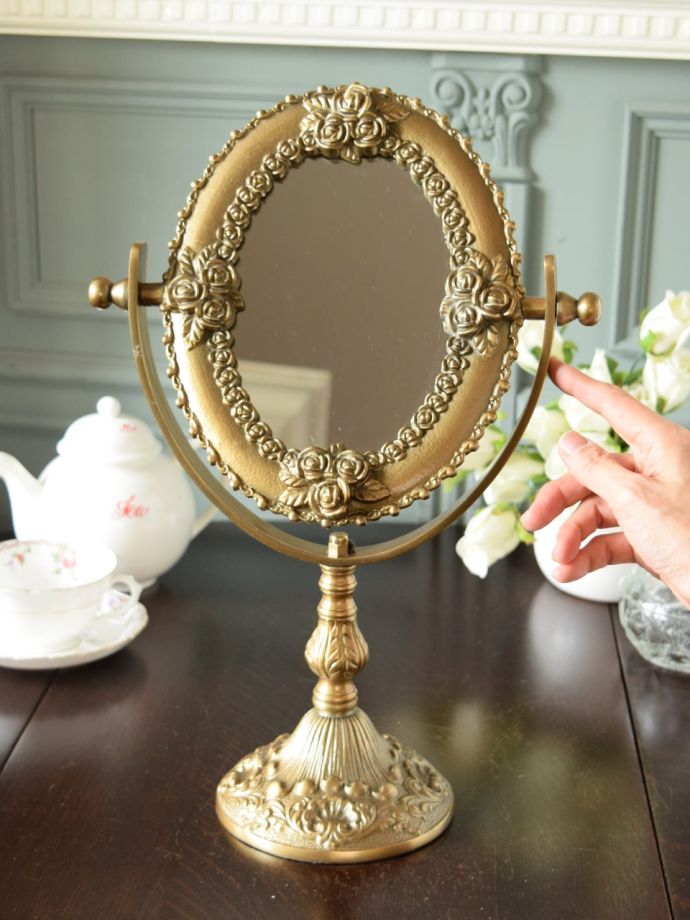 アンティーク調のおしゃれな鏡、華やかなバラの装飾が素敵な真鍮製の