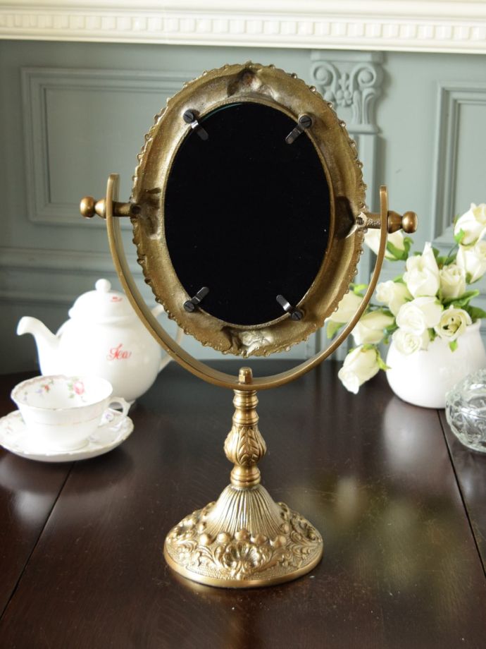 アンティーク調のおしゃれな鏡、華やかなバラの装飾が素敵な真鍮製のスタンドミラー（ゴールド）(n21-035)｜インテリア雑貨