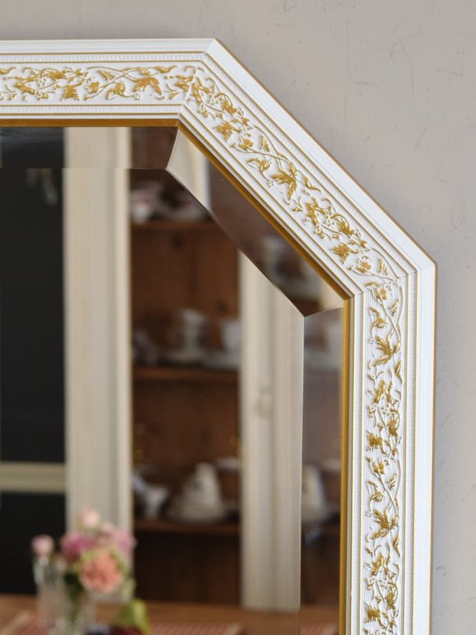 イタリアから届いたおしゃれな壁掛け鏡、枠の装飾が豪華な白いウォールミラー（ホワイト）(n21-056)｜インテリア雑貨