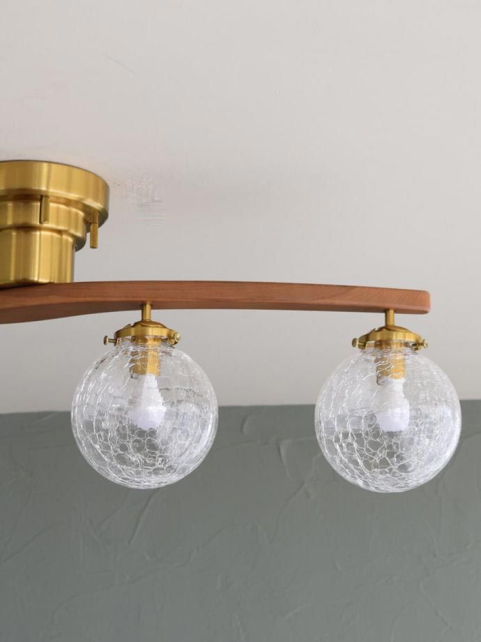 ビンテージ風のおしゃれなシャンデリア、木製×クラックガラスボールの4灯シーリングライト（E17型LED電球付き ）