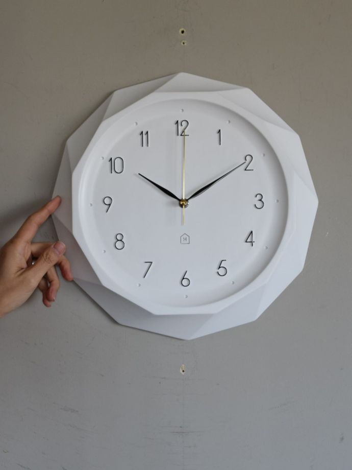 シンプルなデザインの白い壁掛け時計、ゴールド色の秒針がアクセントのおしゃれなウォールクロック(n22-095)｜インテリア雑貨