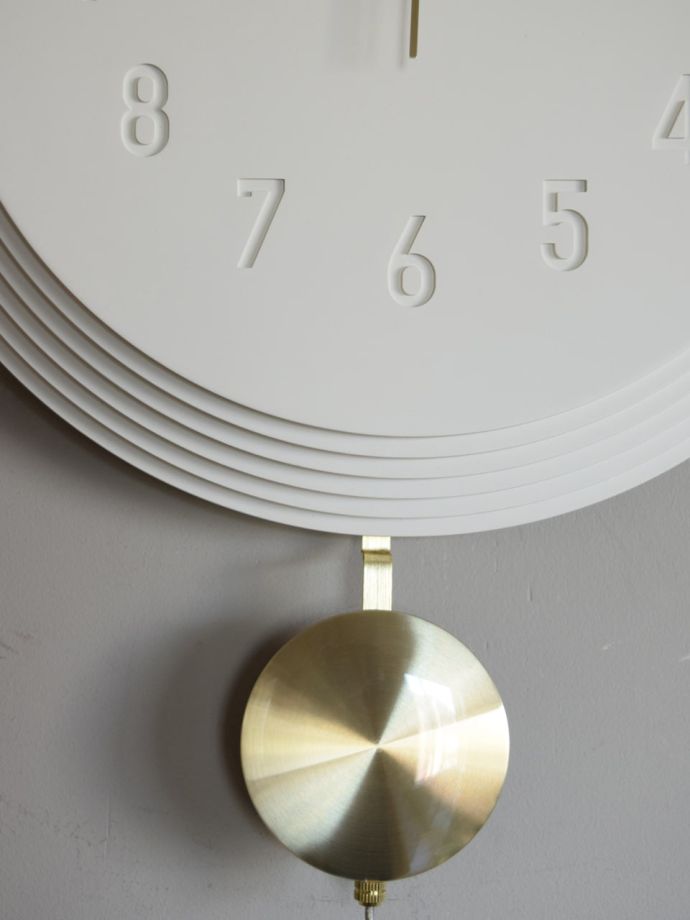 ビンテージ調の壁掛け時計、ゴールド色の振り子がおしゃれな白いウォールクロック(n22-097)｜インテリア雑貨