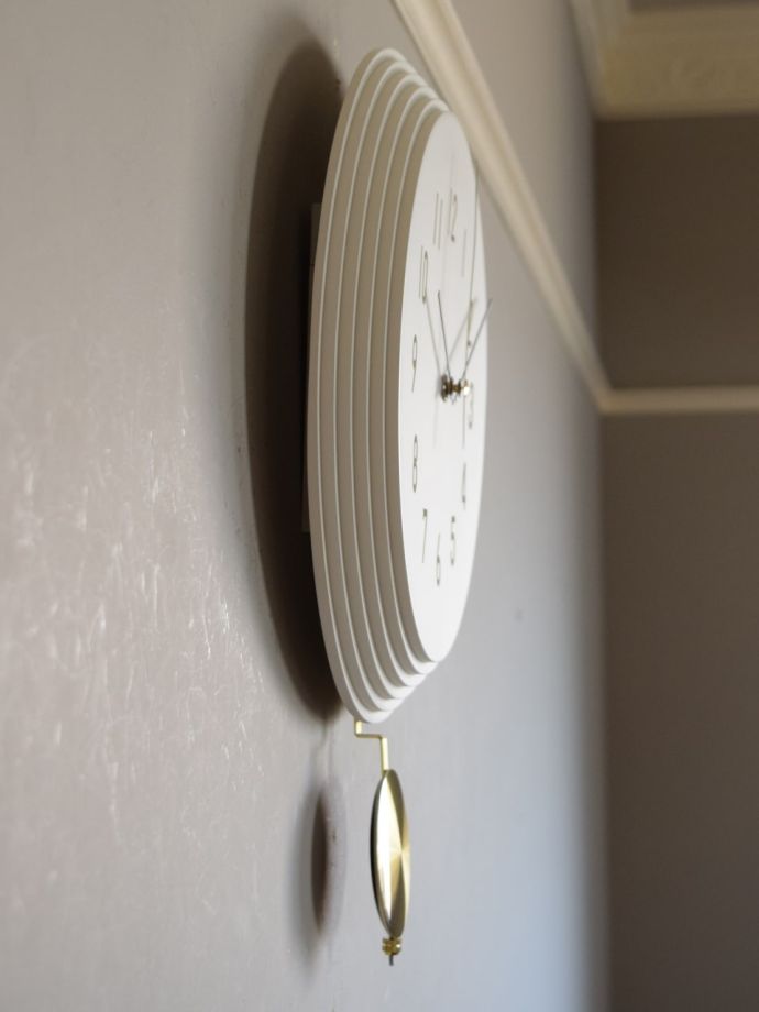 ビンテージ調の壁掛け時計、ゴールド色の振り子がおしゃれな白いウォールクロック(n22-097)｜インテリア雑貨