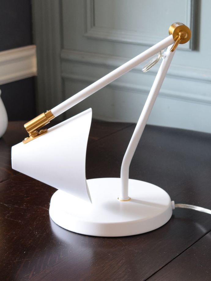 北欧スタイルの白いデスクランプ、シンプルなデザインがおしゃれな照明 