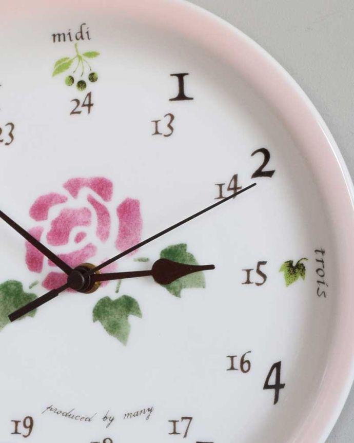 おしゃれな壁掛け時計、ピンクのバラ模様が描かれたレトロな文字盤のウォールクロック（ラウンド・ローズ）(n23-016)｜インテリア雑貨