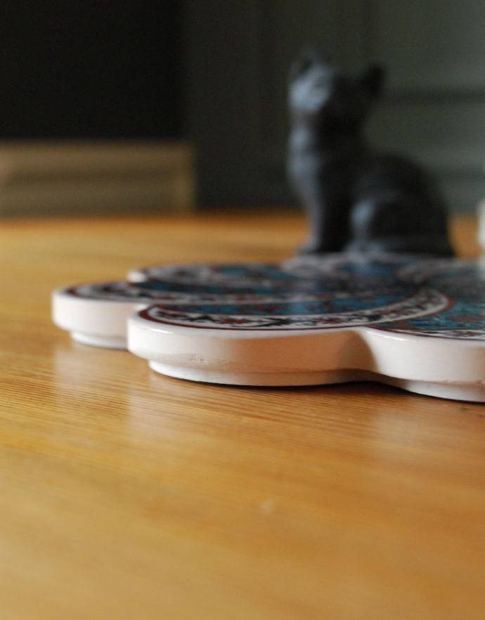 キッチン雑貨　インテリア雑貨　トルコ製のイズニックトリベットロータス（鍋敷き）。厚みはこんな感じです。(n3-072)