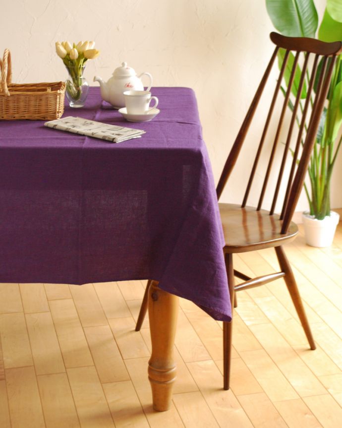 ダイニング雑貨　インテリア雑貨　マルチに使えるリネンのテーブルクロス(パープル)。いつものテーブルに掛けるだけで、お部屋の雰囲気がグっと素敵になります。(n3-089)