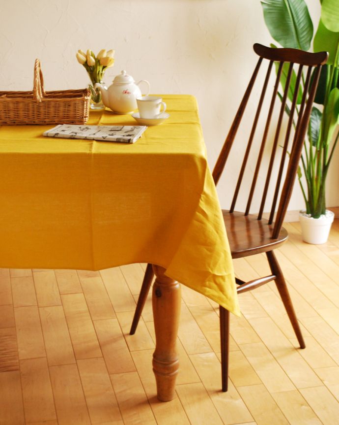 ダイニング雑貨　インテリア雑貨　マルチに使えるリネンのテーブルクロス(マスタード)。いつものテーブルに掛けるだけで、お部屋の雰囲気がグっと素敵になります。(n3-090)