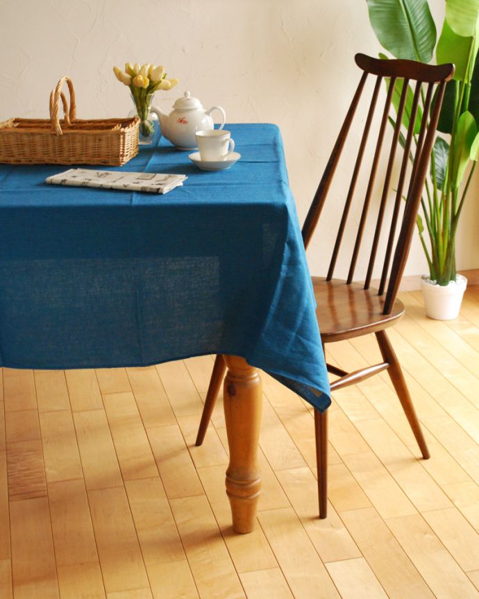 ダイニング雑貨　インテリア雑貨　マルチに使えるリネンのテーブルクロス(ターコイズ)。いつものテーブルに掛けるだけで、お部屋の雰囲気がグっと素敵になります。(n3-091)