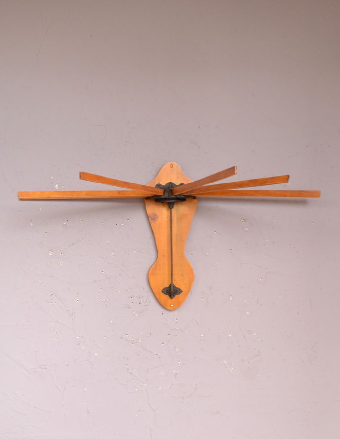壁に付ける小さなインテリア　インテリア雑貨　木製のアンティーク風キッチンクロスハンガー（タオルハンガー）。最大６枚まで掛けられます。(n4-060)