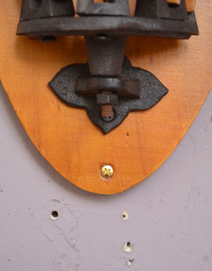 壁に付ける小さなインテリア　インテリア雑貨　木製のアンティーク風キッチンクロスハンガー（タオルハンガー）。市販のビスで取り付けて下さい。(n4-060)