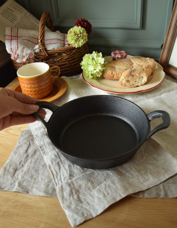 キッチン雑貨　インテリア雑貨　調理時間も楽しくなるキッチン雑貨、アイアン製のおしゃれなお鍋（Mサイズ）。アイアンのカッコイイフォルムのお鍋。(n4-064)