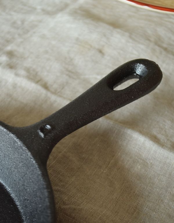 キッチン雑貨　インテリア雑貨　かっこいいキッチン用品、アイアン製のおしゃれなフライパン（Sサイズ）。持ち手部分には、穴が開いているので、フックに引っ掛けて吊るすこともできます。(n4-065)
