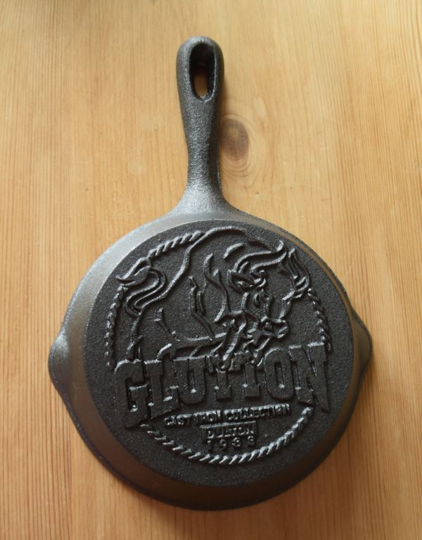 キッチン雑貨　インテリア雑貨　かっこいいキッチン用品、アイアン製のおしゃれなフライパン（Sサイズ）。裏面には、「GLUTTON（グラットン）」の文字が刻まれています。(n4-065)
