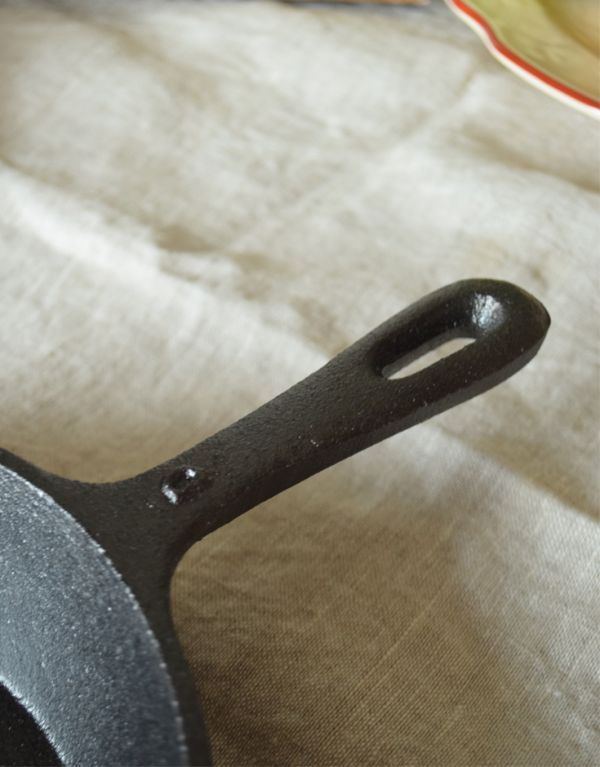 キッチン雑貨　インテリア雑貨　かっこいいキッチン用品、アイアン製のおしゃれなフライパン（Mサイズ）。持ち手部分には、穴が開いているので、フックに引っ掛けて吊るすこともできます。(n4-066)
