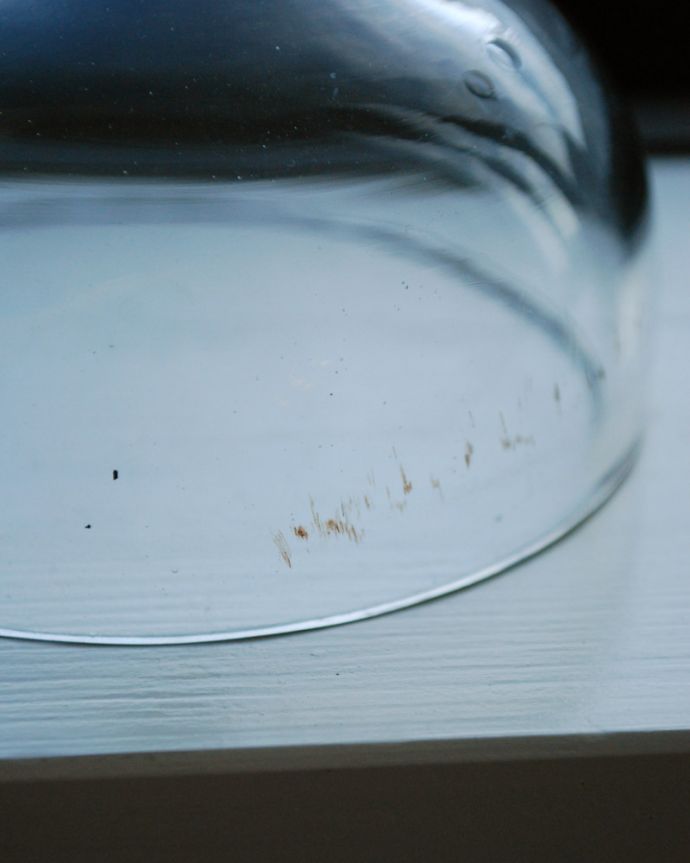 ダイニング雑貨　インテリア雑貨　アルミトレー付きのラウンドガラスドーム(S)。一部に汚れがあります。(n4-080)