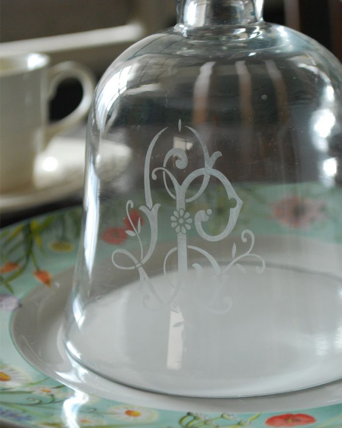ダイニング雑貨　インテリア雑貨　ガラスのベルカバー（モノグラム）。お洒落なモノグラムの模様が付いています。(n4-085)