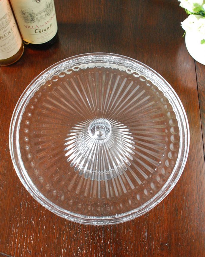 ダイニング雑貨　インテリア雑貨　ガラスのケーキスタンド、テーブルを華やかにしてくれる雑貨。上から見ると･･･丸い形のガラスのケーキスタンドは、どこで使ってもステキです。(n4-100)