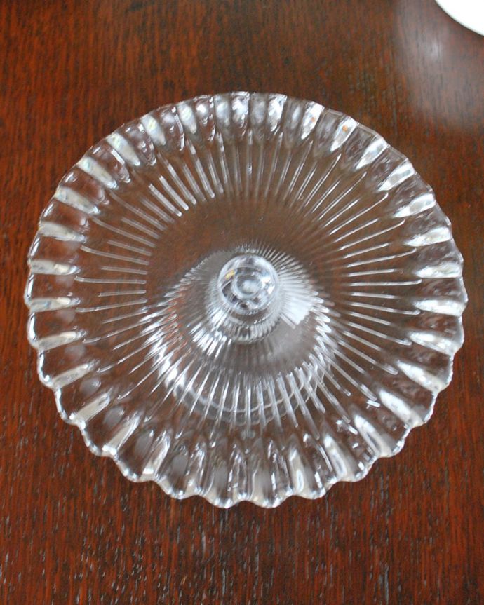 ダイニング雑貨　インテリア雑貨　ガラスのケーキスタンド(プリーツプレート)、テーブルを華やかにしてくれる雑貨。上から見ると･･･丸い形のガラスのケーキスタンドは、どこで使ってもステキです。(n4-102)