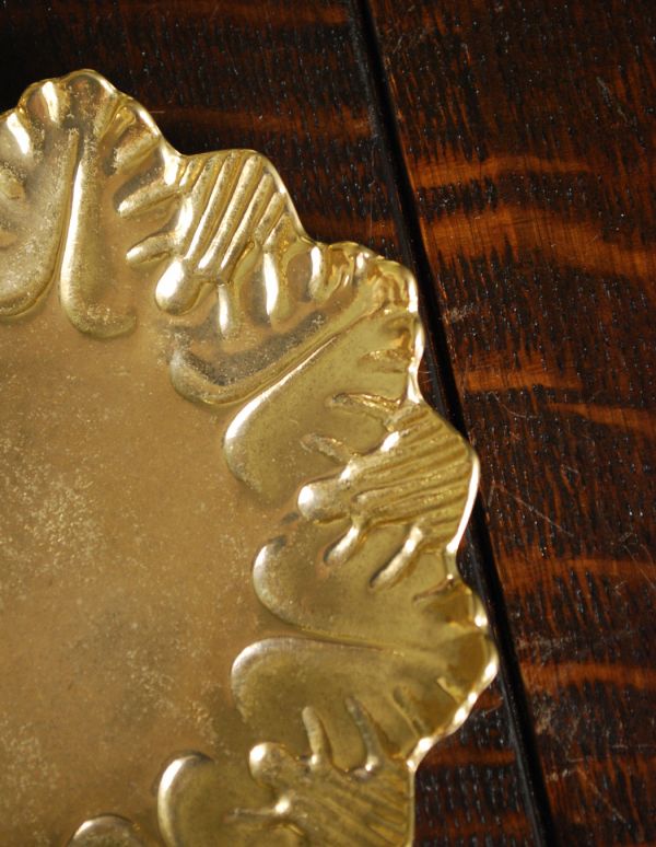 リビング雑貨　インテリア雑貨　真鍮トレー（リーフ）。リーフのモチーフが上品に輝きます。(n16-082)