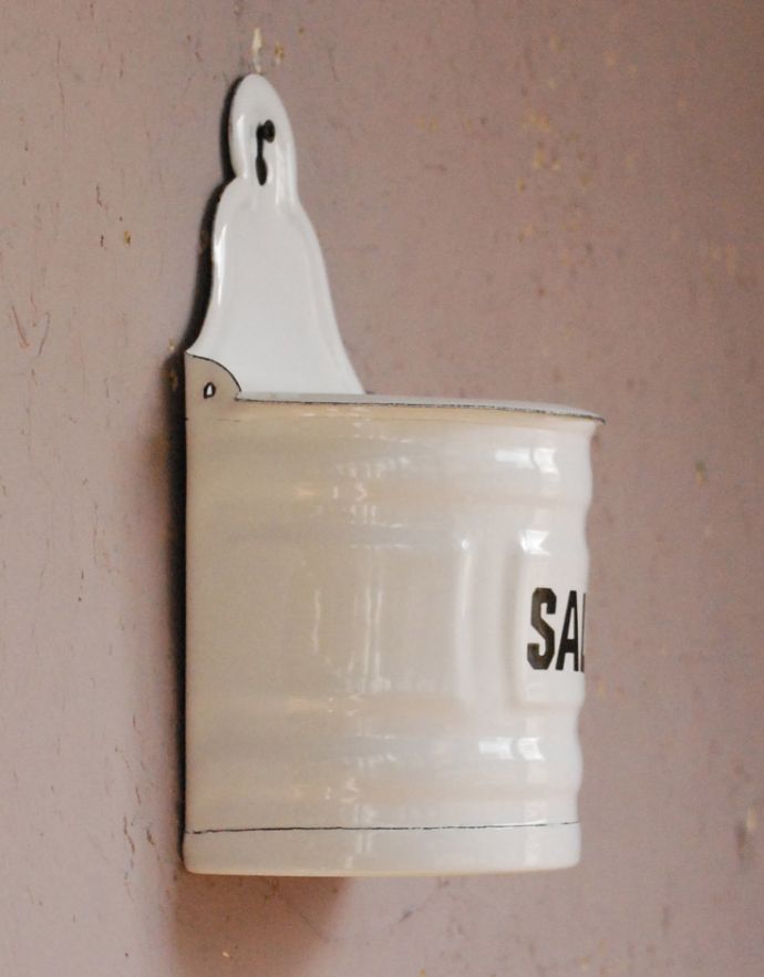 リビング雑貨　インテリア雑貨　なつかしい雰囲気が漂うホーロー、アンティーク風ソルトボックス（SALT)。横から見ると壁に掛けても、置いても使えます。(n5-111)