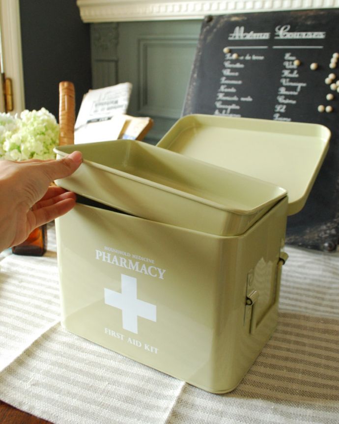 リビング雑貨　インテリア雑貨　ベージュのファーマシーボックス（救急箱）。トレー付きで２段になっています。(n5-115)