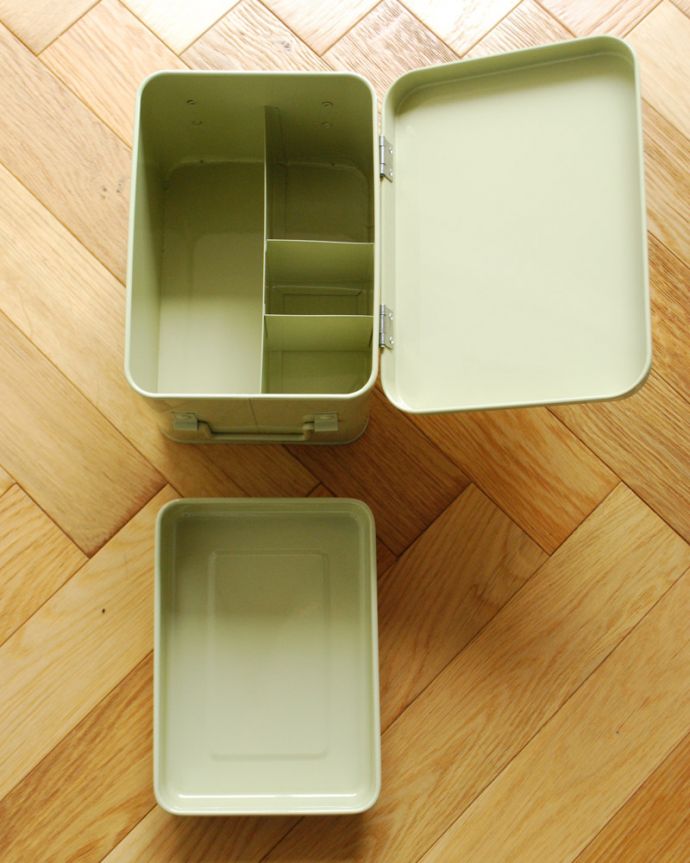 リビング雑貨　インテリア雑貨　ベージュのファーマシーボックス（救急箱）。下の段には風邪薬や、絆創膏など箱ごと収納できますね。(n5-115)