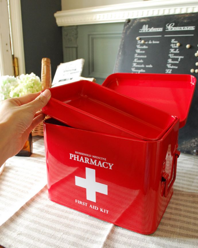 リビング雑貨　インテリア雑貨　赤いファーマシーボックス（救急箱）。トレー付きで２段になっています。(n5-116)