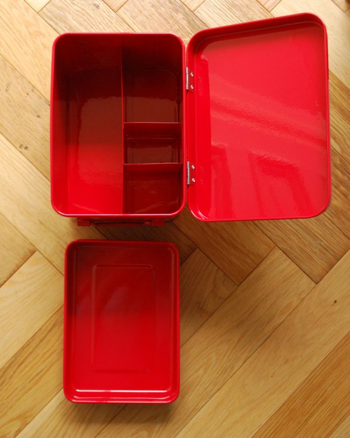 リビング雑貨　インテリア雑貨　赤いファーマシーボックス（救急箱）。下の段には風邪薬や、絆創膏など箱ごと収納できますね。(n5-116)