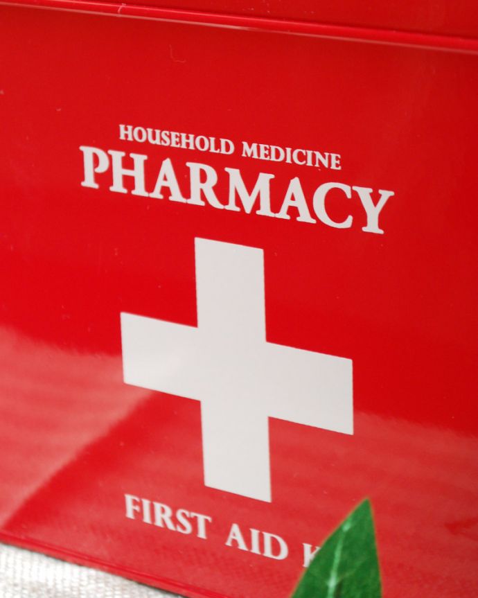 リビング雑貨　インテリア雑貨　赤いファーマシーボックス（救急箱）。インテリアに馴染みやすい、可愛いマーク付きです。(n5-116)