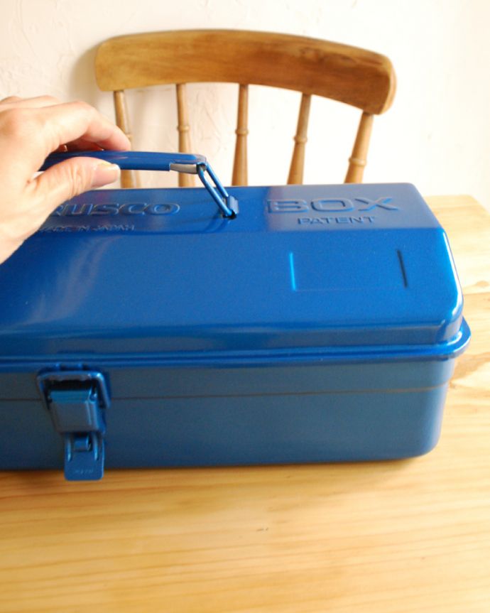 リビング雑貨　インテリア雑貨　持ち手付きの山型工具箱、スチール製のツールボックス（ブルー）。持ち運びもらくらくな持ち手付きです。(n5-117)