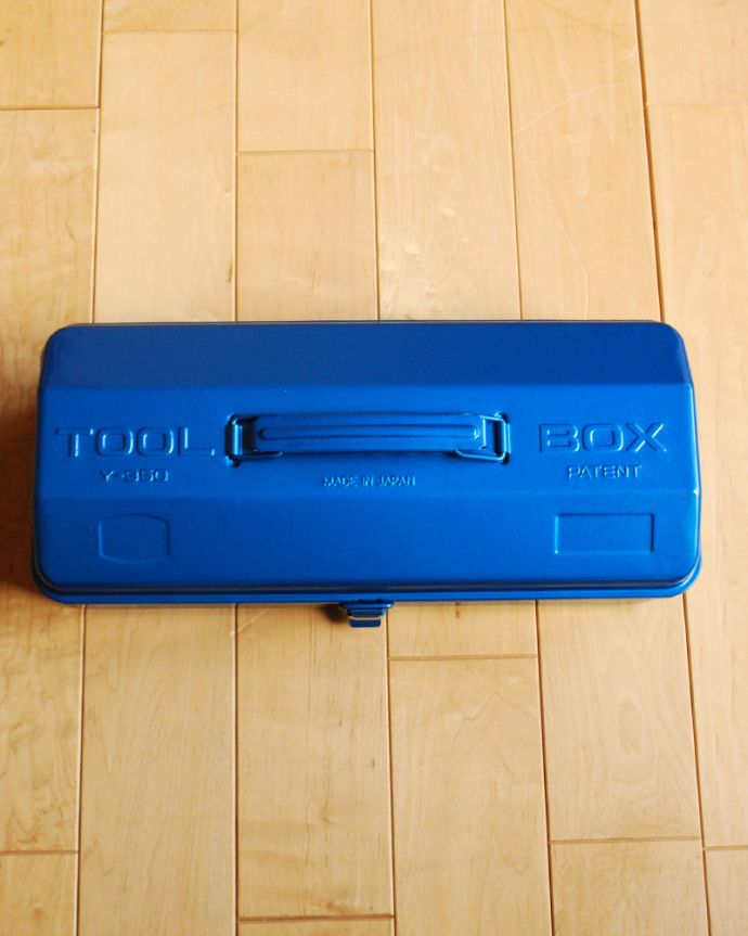 リビング雑貨　インテリア雑貨　持ち手付きの山型工具箱、スチール製のツールボックス（ブルー）。ハードな使用に耐える頑丈な作りになっています。(n5-117)