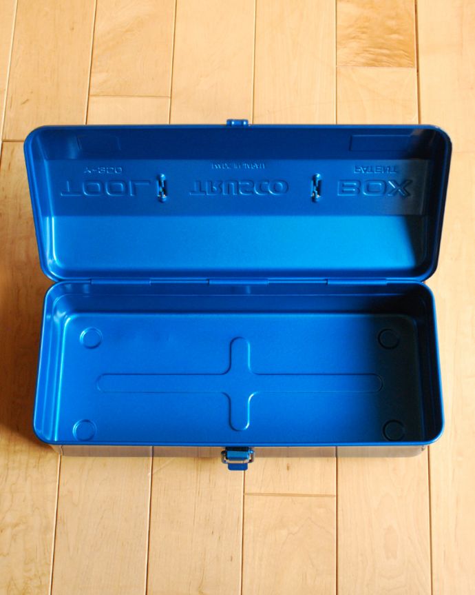 リビング雑貨　インテリア雑貨　持ち手付きの山型工具箱、スチール製のツールボックス（ブルー）。フタが凸状なので、たっぷり入ります。(n5-117)
